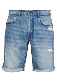 Shorts de mezclilla en lavado azul claro, con acentos desgastados y dobladillos enrollados. Diseño clásico de cinco bolsillos con cierre de botón.