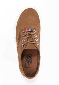 Baskets en daim marron avec bout rond, semelle en caoutchouc blanche, œillets en métal et accents de lacets colorés en rouge et bleu. Présentent un logo sur la semelle intérieure.