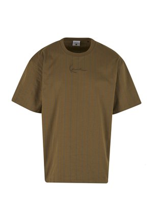 Camiseta verde oliva de algodón, con rayas verticales azules, cuello redondo y un sutil logo bordado en el pecho.