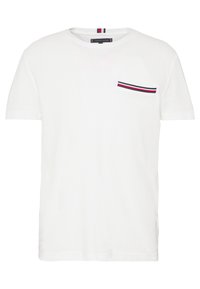 Biała bawełniana koszulka z krótkim rękawem, okrągłym dekoltem i kieszonką z przodu, z akcentami w czerwono-biało-niebieskie paski.