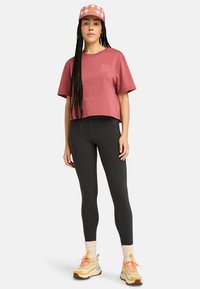 Timberland GRAPHIC SHORT-SLEEVE TEE - Triko s potiskem - apple butter