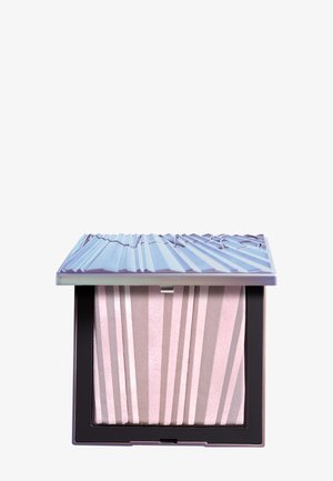 Illuminante in polvere in un compatto quadrato con un coperchio metallico viola. L'interno presenta un motivo a strisce rosa e beige con una texture luminoso.