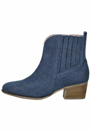 Botín en tejido azul oscuro con una textura suave, forma cónica y un tacón de madera apilada, con pliegues verticales en el lateral.
