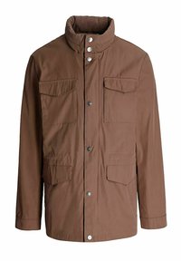 Brązowa kurtka z wysokim kołnierzem, wieloma przednimi kieszeniami i zatrzaskowymi zapięciami. Wykonana z gładkiego, trwałego materiału o matowym wykończeniu.
