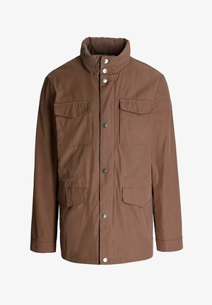 Brązowa kurtka z wysokim kołnierzem, wieloma przednimi kieszeniami i zatrzaskowymi zapięciami. Wykonana z gładkiego, trwałego materiału o matowym wykończeniu.