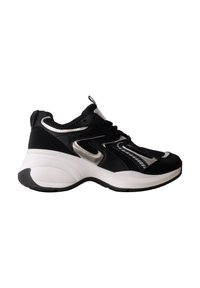 Baskets de sport noires et argentées avec une semelle blanche épaisse et des panneaux en mesh, vues de côté.