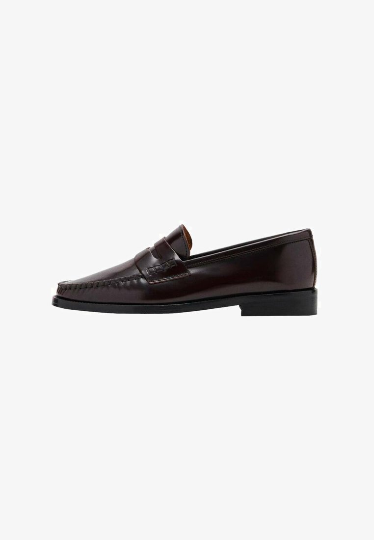 Mocassin en cuir marron avec un avant de style mocassin, couture surélevée le long de l'empeigne et une semelle en caoutchouc noir basse. Fini lisse et poli.