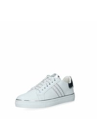 Sneaker in pelle bianca con accenti argentati, lacci piatti e perforazioni decorative. Presenta una suola in gomma e un leggero tacco.