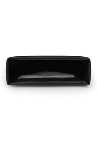 Čierny obdĺžnikový púzdro vyrobené z hladkého materiálu, s uzáverom na zips. Interiér je šedý s viditeľnou priehradkou na zips.