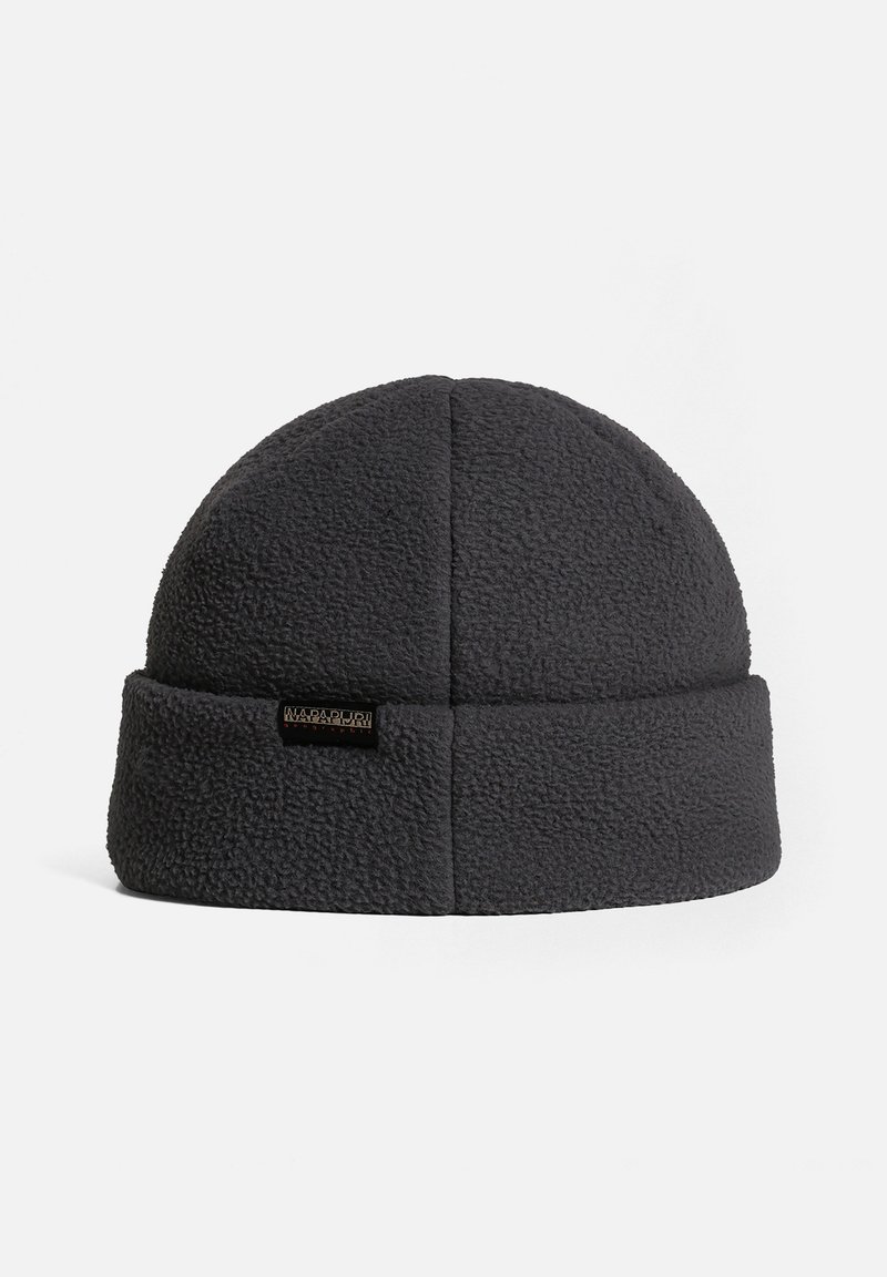Gorro de felpa gris oscuro con vuelta, con un pequeño parche de marca en la parte frontal. Superficie suave y texturizada con una parte superior redondeada.