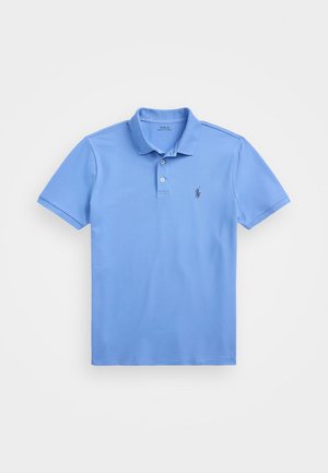 Svetlo modra polo majica, kratki rukavi, zapenjanje na tri gumbe, izvezeni logotip na levem prsnem delu, izdelana iz mehkega bombažnega materiala.