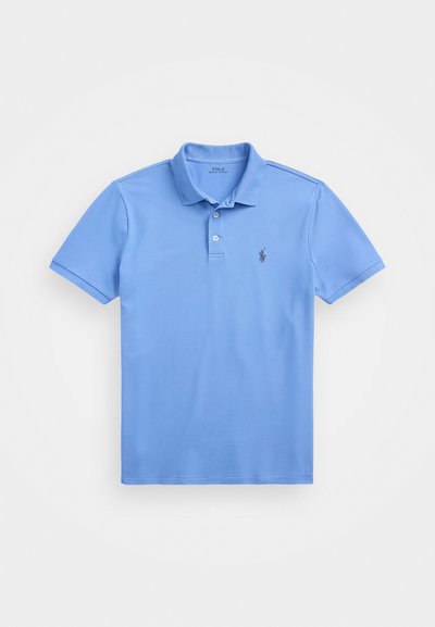 Svetlo modra polo majica, kratki rukavi, zapenjanje na tri gumbe, izvezeni logotip na levem prsnem delu, izdelana iz mehkega bombažnega materiala.
