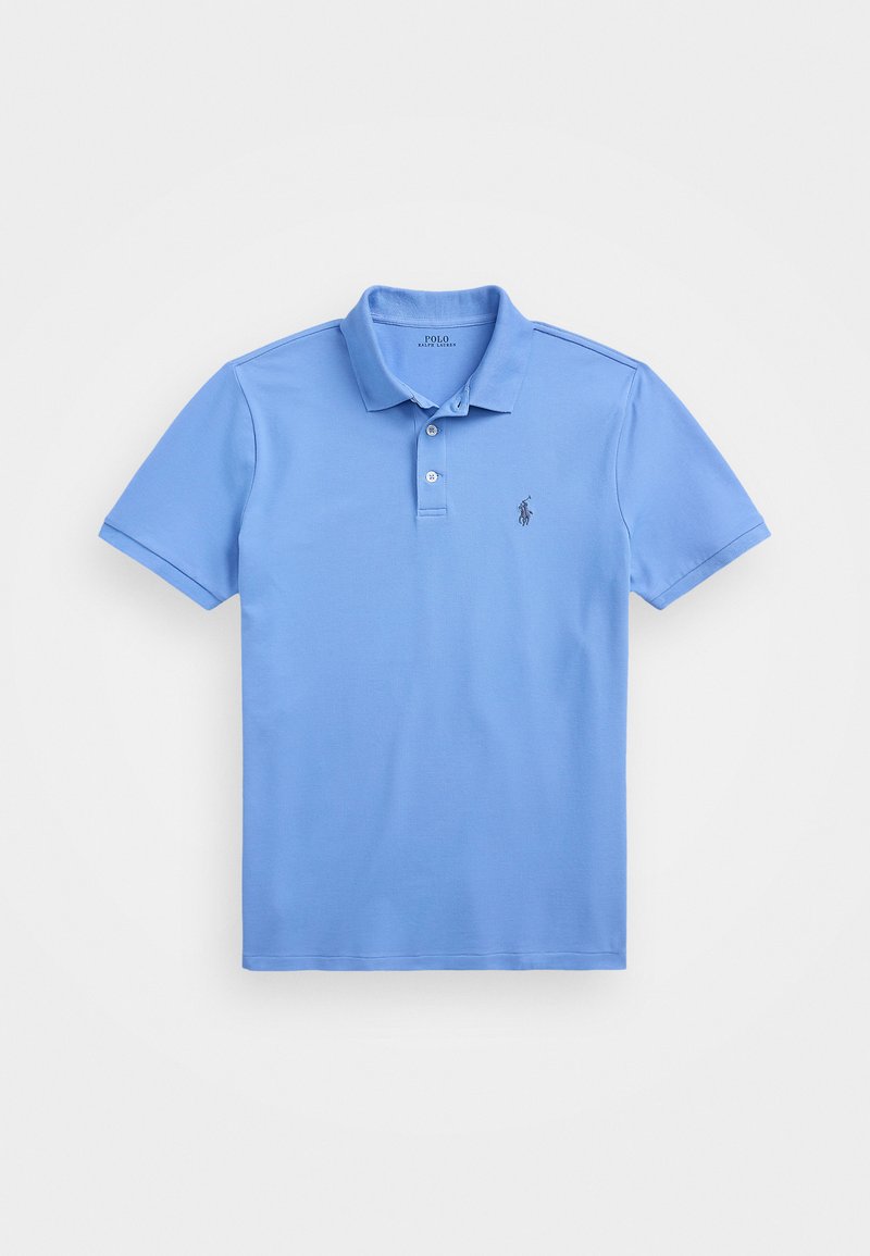 Ljusblå pikétröja, kortärmad, med treknappsknäppning, broderad logotyp på vänster bröst, tillverkad av mjukt bomullsmaterial.