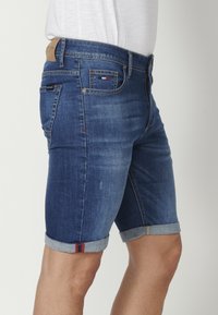 Koroshi BERMUDA COWBOY STRECTH  - Kratke hlače od trapera - azul med medium blue