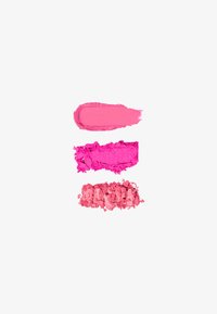 Tre provflaskor av rosa läppprodukter: en krämig ljusrosa, en livlig fuchsia och en texturerad rosarosa. Olika finishar och texturer är tydliga.