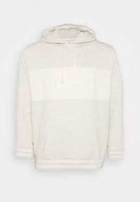 Helle beige Pullover-Hoodie mit Fronttasche, verstellbarem Kapuzenzug und subtiler horizontaler Markenkennzeichnung auf der Brust.