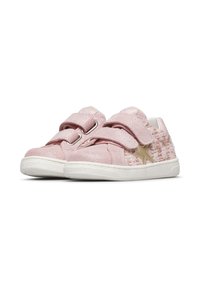 Sneaker in tessuto rosa con finitura glitter, doppie fascette in Velcro, lati testurizzati e una stella dorata accentata sul lato esterno.