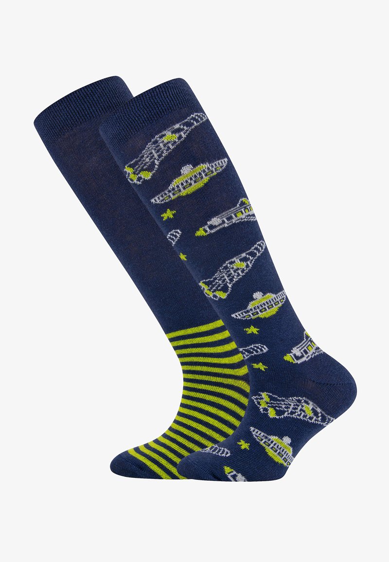 Calze al ginocchio blu navy con motivi di astronavi argentate e verde neon su una calza e righe verdi e blu navy audaci sull'altra.