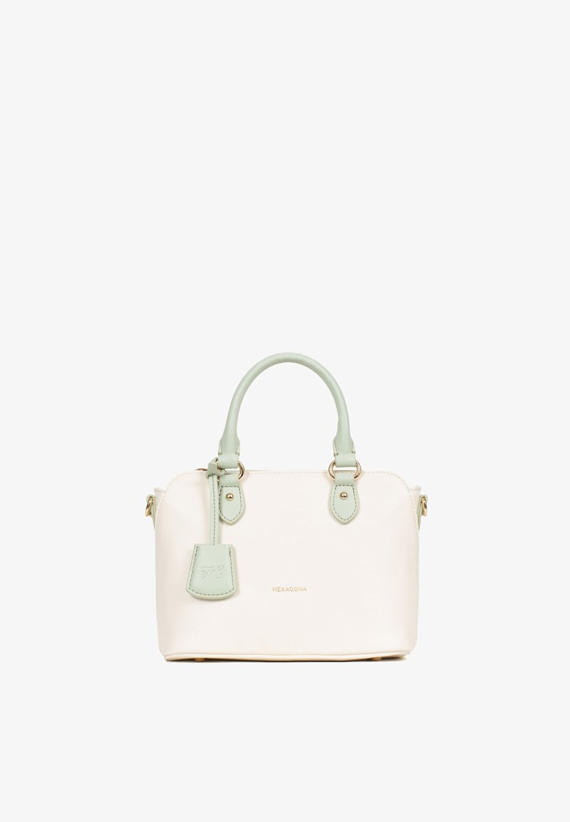 Sac à main beige clair avec des accents vert menthe, en matériau texturé, avec des poignées arrondies, des ferrures dorées, et une étiquette décorative.