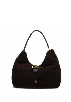 Bolso de hombro de ante negro con una sola correa, detalle de hebilla dorada en el centro y pequeño logo dorado cerca de la parte inferior.