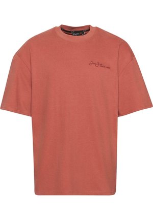 Miedzianobrązowy bawełniany t-shirt z krótkim rękawem, z okrągłym dekoltem oraz małym czarnym haftowanym logo „Sean John Since 1968” na lewym biuście.