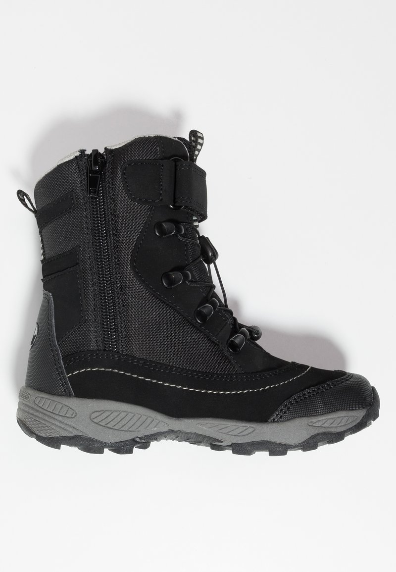 Botte imperméable noire avec une tige en tissu texturé, fermeture éclair, crochets pour lacets et une semelle grise robuste pour une traction améliorée.