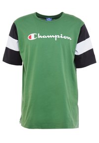 Camiseta de algodón verde con un logo blanco de "Champion", mangas cortas negras con una raya blanca y un dobladillo recto con pequeñas aberturas laterales.