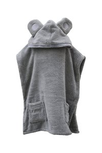 Accappatoio grigio con cappuccio e orecchie arrotondate, realizzato in materiale morbido. Presenta una tasca frontale e una finitura testurizzata. Design semplice e funzionale.