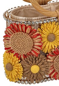 Bolso de paja trenzada con adornos florales en rojo, amarillo y marrón. Presenta un ribete con detalles de cristal y un interior de tela suave.