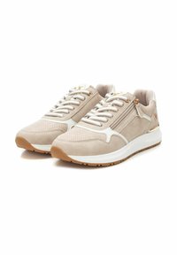 Zapatillas deportivas beige con materiales de ante y malla, con acentos en blanco, detalles texturizados, herrajes dorados y una suela de goma.