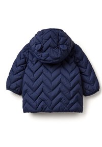 Tmavě modrá péřová bunda s kapucí, s chevronovým prošíváním, krátkými rukávy a jemnou, hladkou texturou.