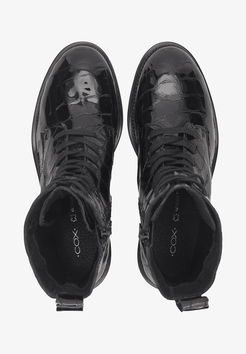 Paire de bottines noires brillantes à lacets avec texture embossée croco et fermetures éclair latérales, vue de dessus.