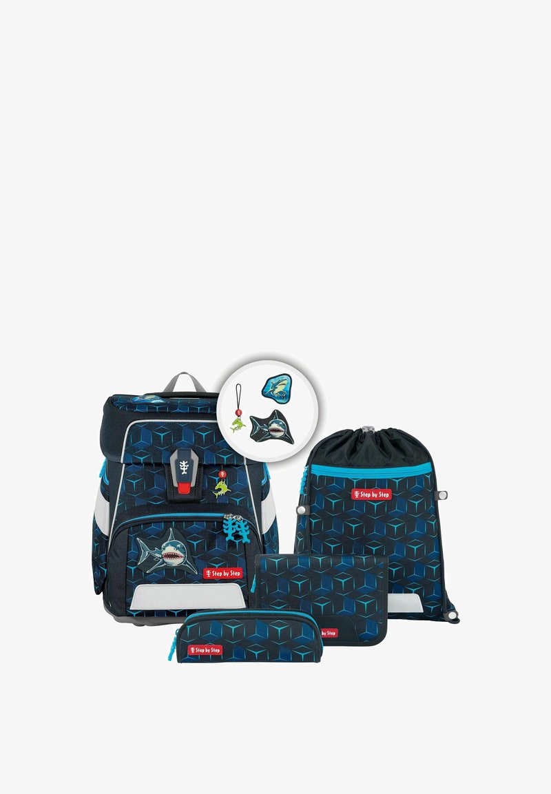 Rucksackset mit einem dunkelblauen geometrischen Muster, umfasst einen Hauptrucksack, einen Beutel mit Kordelzug, ein Federmäppchen und einen Ordner mit Akzenten in Hellblau.