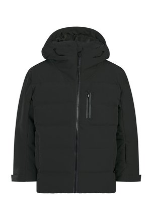 Jongen met een zwarte muts, een zwarte pufferjas, zwarte handschoenen, donkerblauwe broek en zwarte laarzen, staand voor een effen achtergrond.