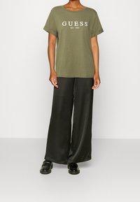 Guess Triko s potiskem - green