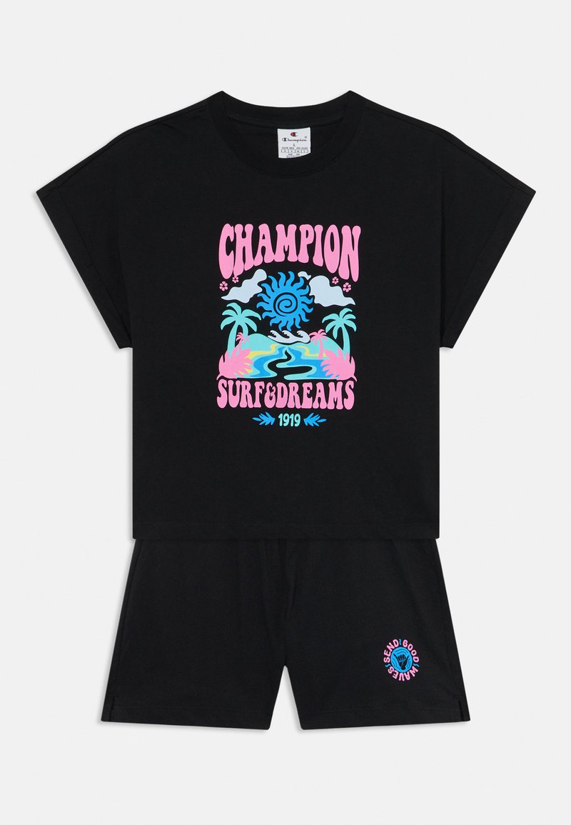 Crni pamukasti dvodijelni set koji se sastoji od majice kratkih rukava s šarenim grafičkim printom i odgovarajućih kratkih hlača s logom.