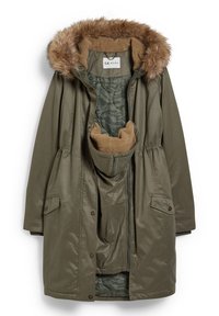 Oliwkowa parka z kapturem podszytym sztucznym futrem, z pikowaną podszewką, przednim zamkiem błyskawicznym i podwójnymi bocznymi kieszeniami.