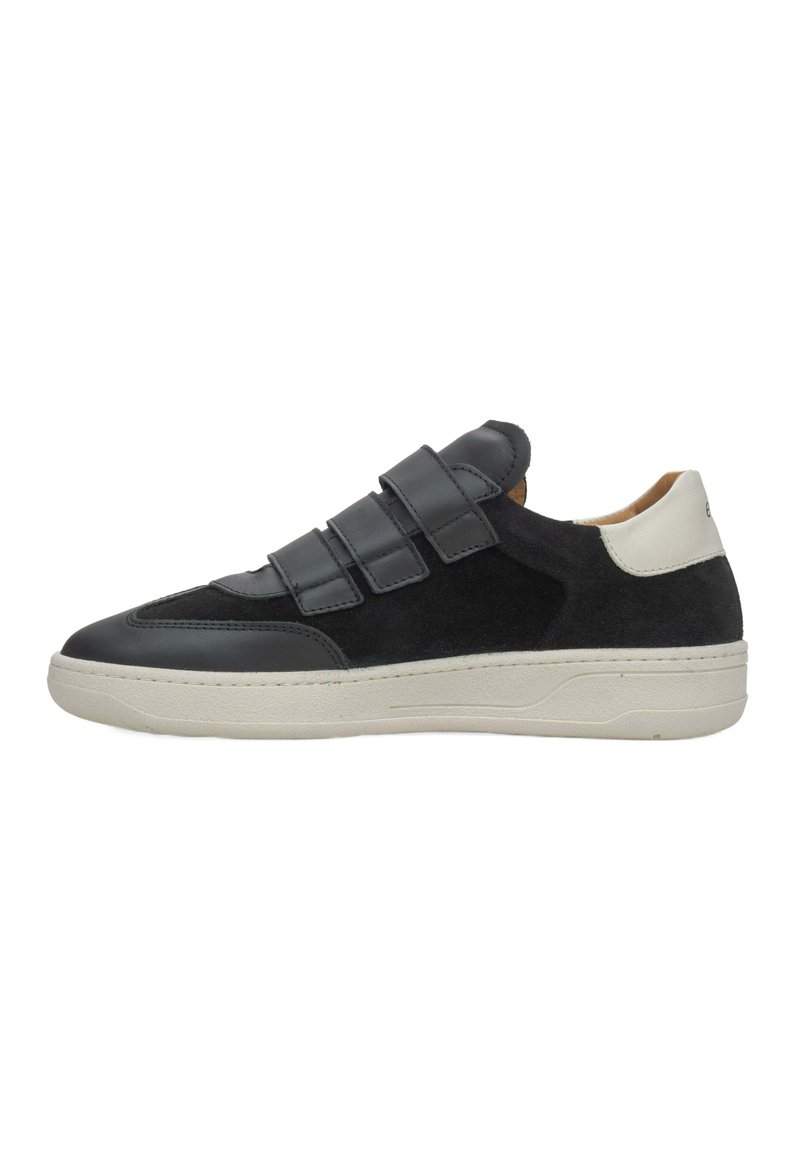 Czarne zamszowe i skórzane sneakersy z trzema rzepami i białą gumową podeszwą. Charakteryzują się gładkim wykończeniem i kontrastowym detalem na pięcie.