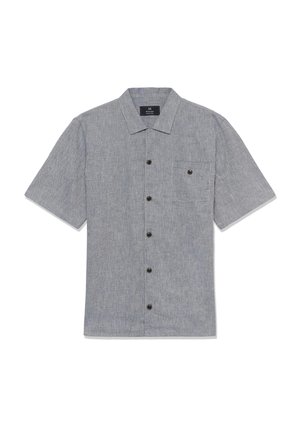 Rövid ujjú, szürke, texturált ing fekete gombokkal az elején, és egyetlen mellkasi zsebbel, amelyet gomb zár.