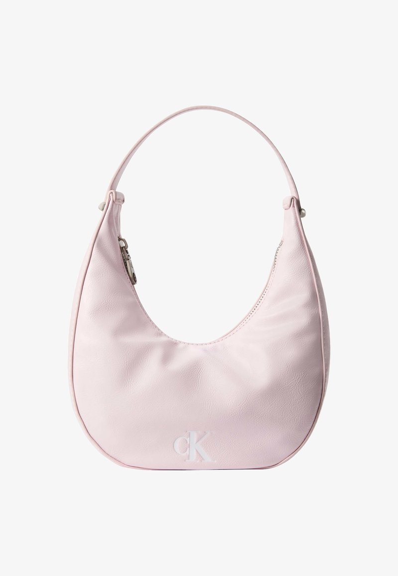 Τσαντάκι σε σχήμα ροζ ημισελήνου με ένα λουρί, ασημένιο φερμουάρ στο πλάι και ανάγλυφο λογότυπο "cK" στο κέντρο μπροστά.