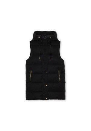 Chaleco acolchado negro con capucha, que presenta un diseño acolchado, dos bolsillos frontales con cremallera y detalles dorados en las cremalleras y los cordones.