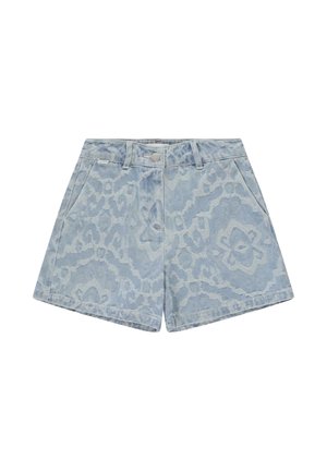 Lichtblauwe denimshorts met een subtiel bloemenkantpatroon, sluiting met knopen aan de voorkant, lussen voor een riem en zijzakken, plat gelegd op een witte achtergrond.