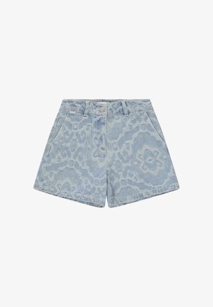 Lichtblauwe denimshorts met een subtiel bloemenkantpatroon, sluiting met knopen aan de voorkant, lussen voor een riem en zijzakken, plat gelegd op een witte achtergrond.