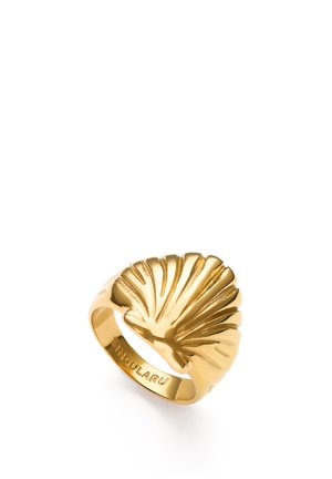 Anillo de oro con diseño de concha de vieira, con relieves texturizados que irradian y la inscripción "SINGULARU" en el interior de la banda.