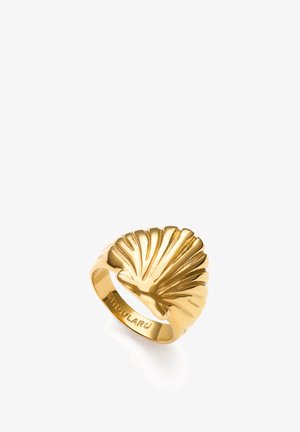 Anillo de oro con diseño de concha de vieira, con relieves texturizados que irradian y la inscripción "SINGULARU" en el interior de la banda.