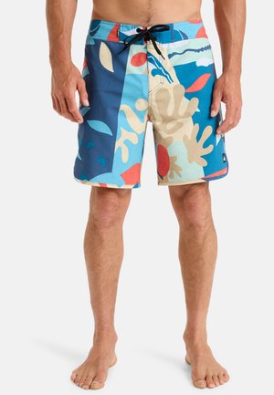 Färgglada badshorts med en blandning av blått, beige och rött samt abstrakta mönster. Tillverkade av lätt material, med dragsko i midjan.