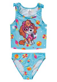 Costume da bagno a due pezzi con parte superiore azzurro chiaro presenta una grafica di un cane cartone animato e motivi estivi colorati, abbinato a un perizoma coordinato.