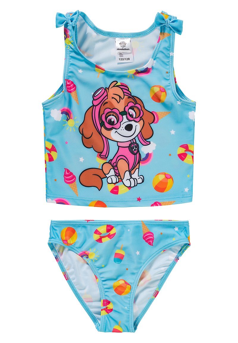 Costume da bagno a due pezzi con parte superiore azzurro chiaro presenta una grafica di un cane cartone animato e motivi estivi colorati, abbinato a un perizoma coordinato.