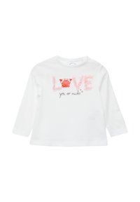 Camicia bianca a maniche lunghe con testo puff rosa che dice "LOVE," una grafica di granchio rosso e "ti voglio bene così tanto" in grigio sotto.