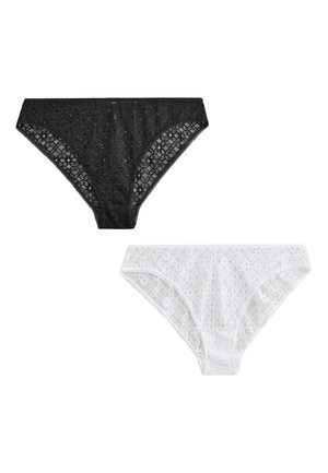 Dwie koronkowe majtki bikini, jedna czarna i jedna biała, wyświetlone obok siebie na białym tle.